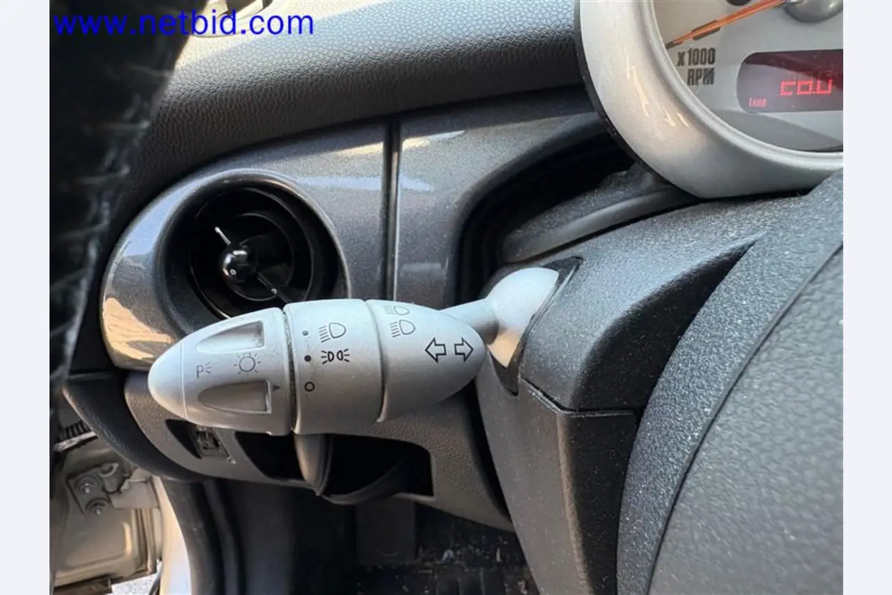 Ciężarówki, przyczepy tandemowe, samochody i sprzęt biurowy-4