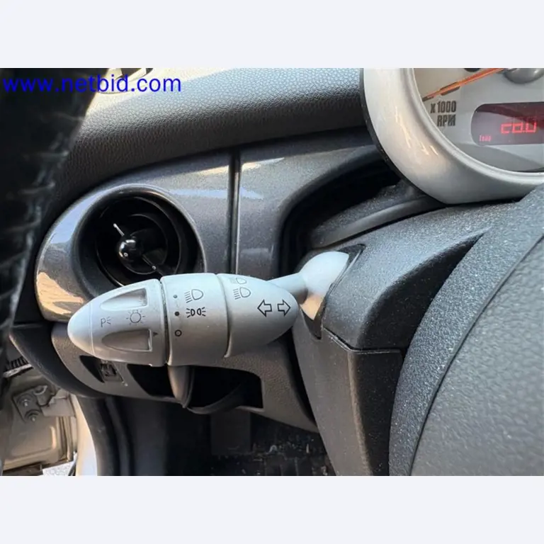 Ciężarówki, przyczepy tandemowe, samochody i sprzęt biurowy-4