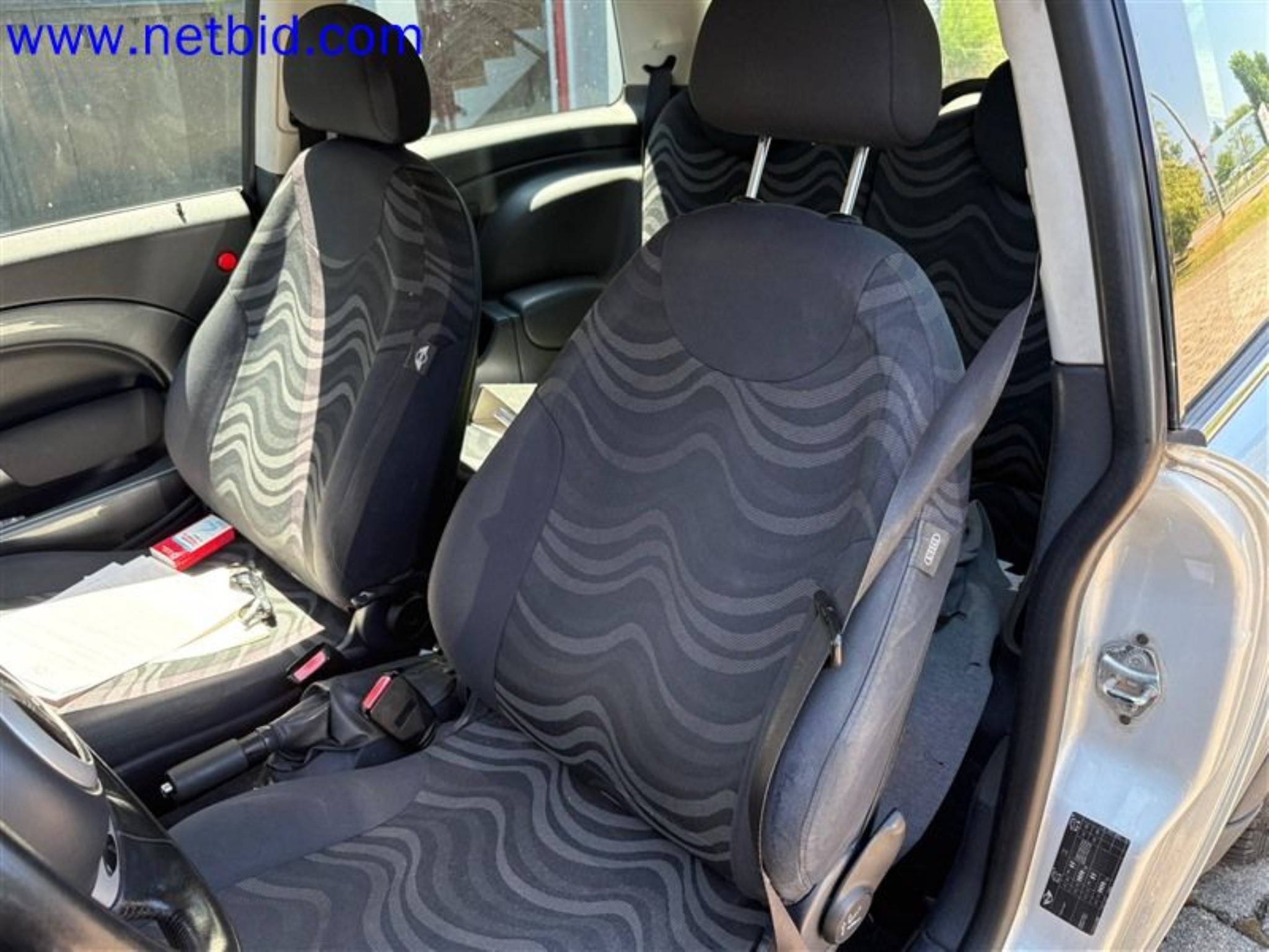 Ciężarówki, przyczepy tandemowe, samochody i sprzęt biurowy-5