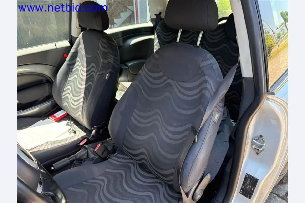 Ciężarówki, przyczepy tandemowe, samochody i sprzęt biurowy-5