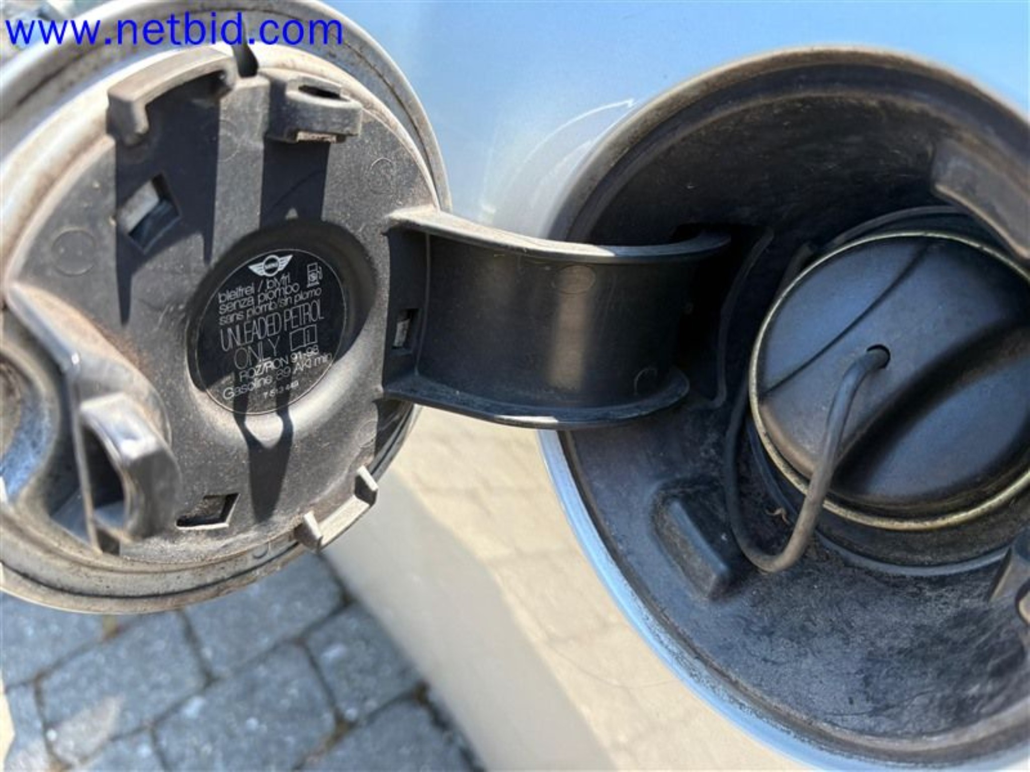 Ciężarówki, przyczepy tandemowe, samochody i sprzęt biurowy-6