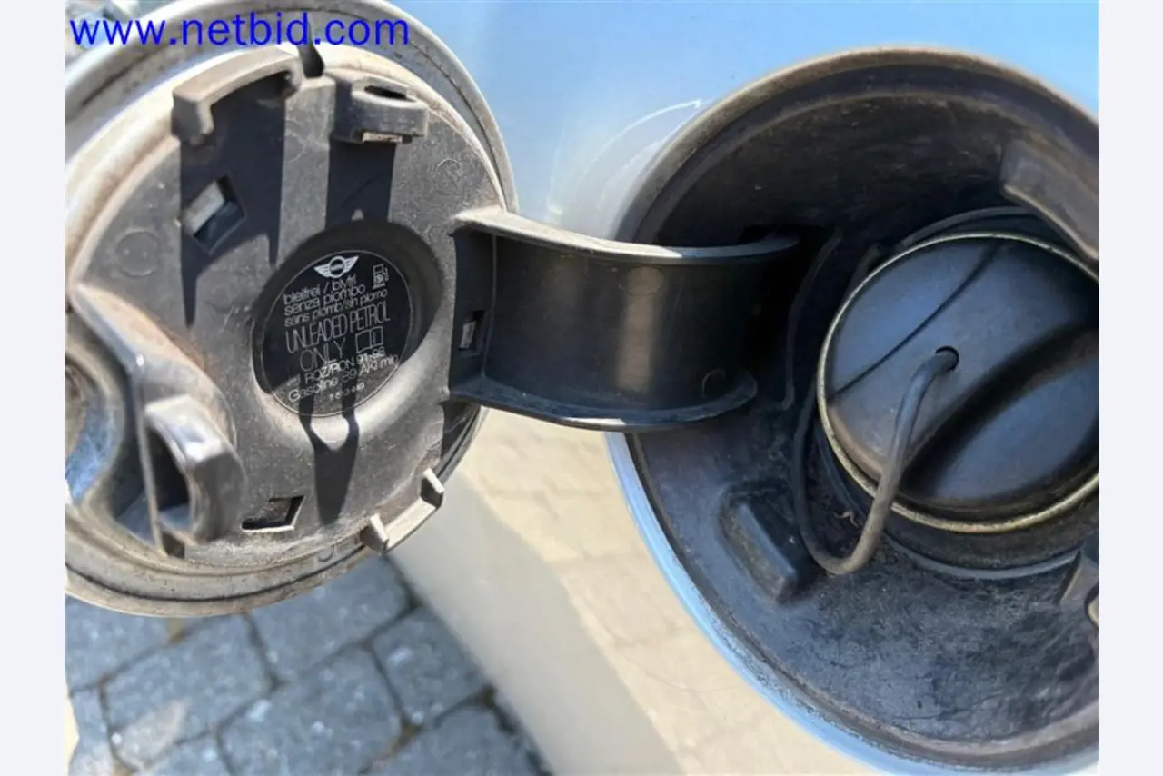 Ciężarówki, przyczepy tandemowe, samochody i sprzęt biurowy-6