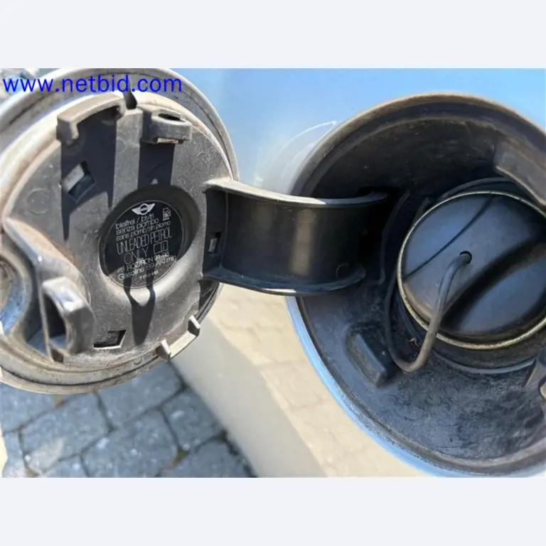 Ciężarówki, przyczepy tandemowe, samochody i sprzęt biurowy-6