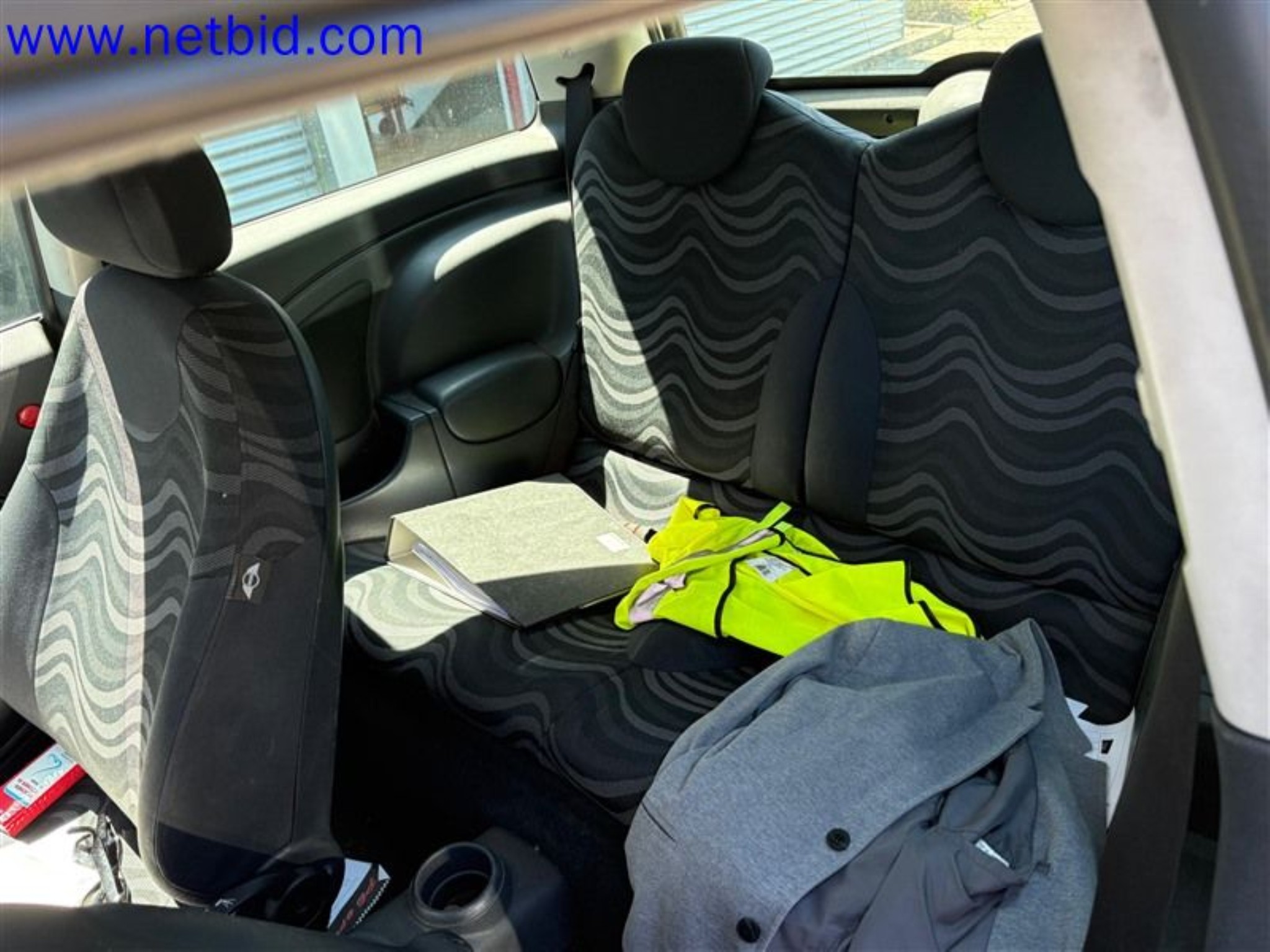 Ciężarówki, przyczepy tandemowe, samochody i sprzęt biurowy-7