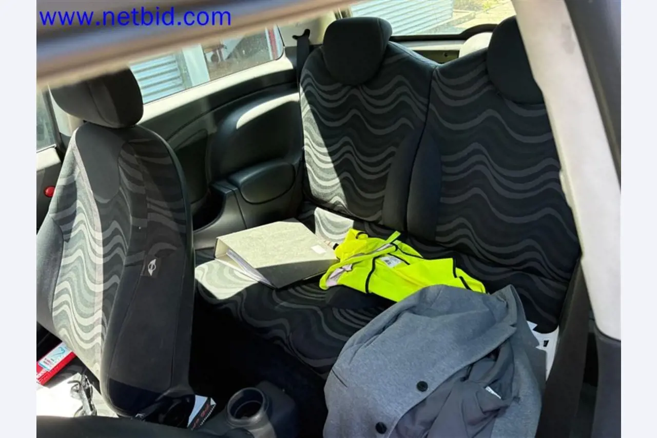 Ciężarówki, przyczepy tandemowe, samochody i sprzęt biurowy-7