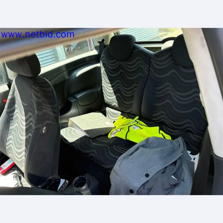 Ciężarówki, przyczepy tandemowe, samochody i sprzęt biurowy-7