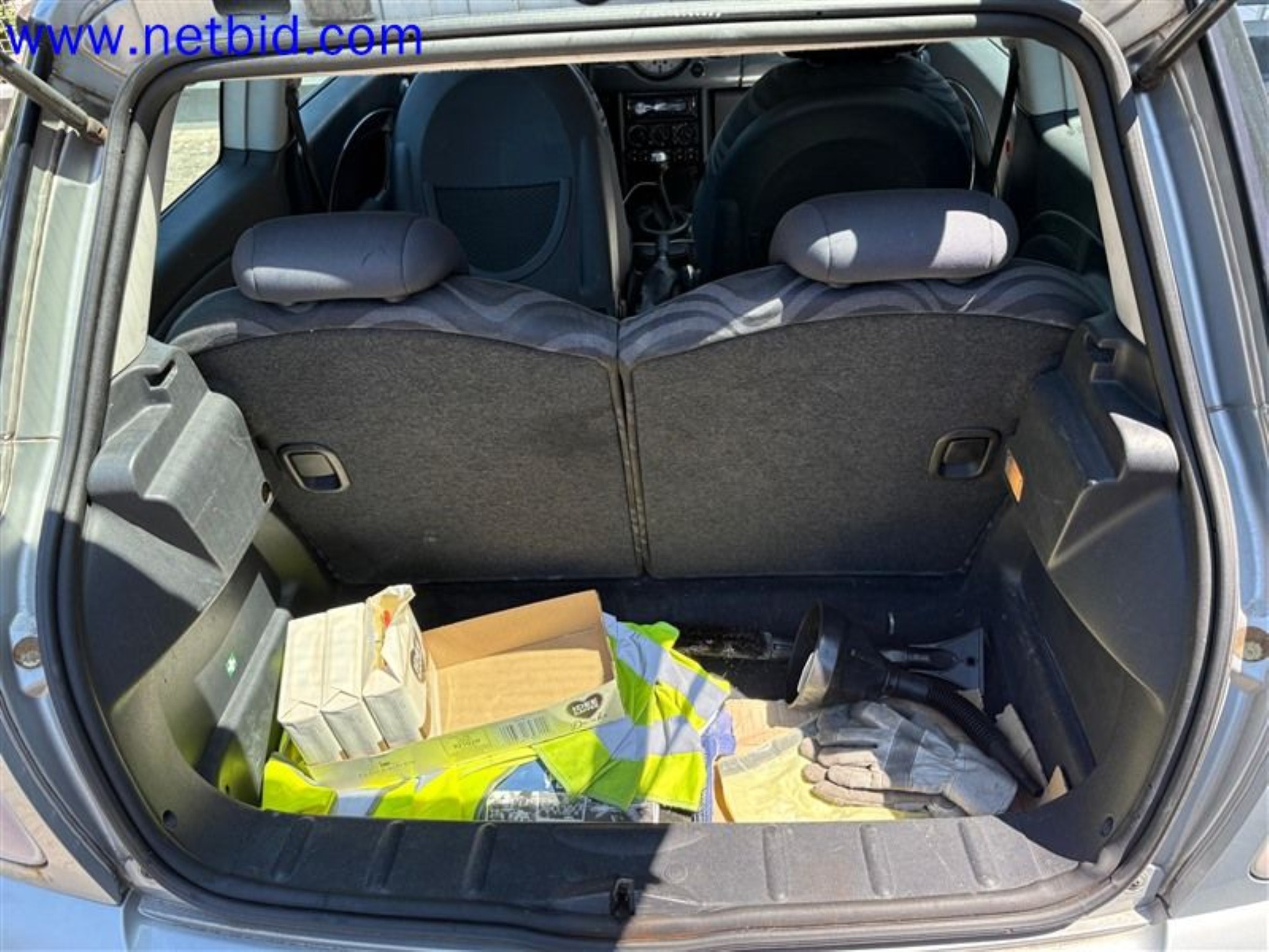 Ciężarówki, przyczepy tandemowe, samochody i sprzęt biurowy-8