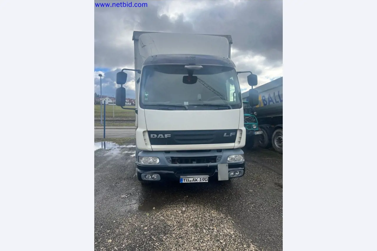 Ciężarówki, przyczepy tandemowe, samochody i sprzęt biurowy-1