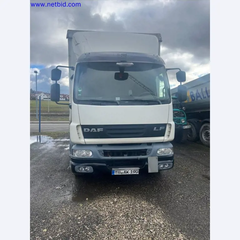 Ciężarówki, przyczepy tandemowe, samochody i sprzęt biurowy-1