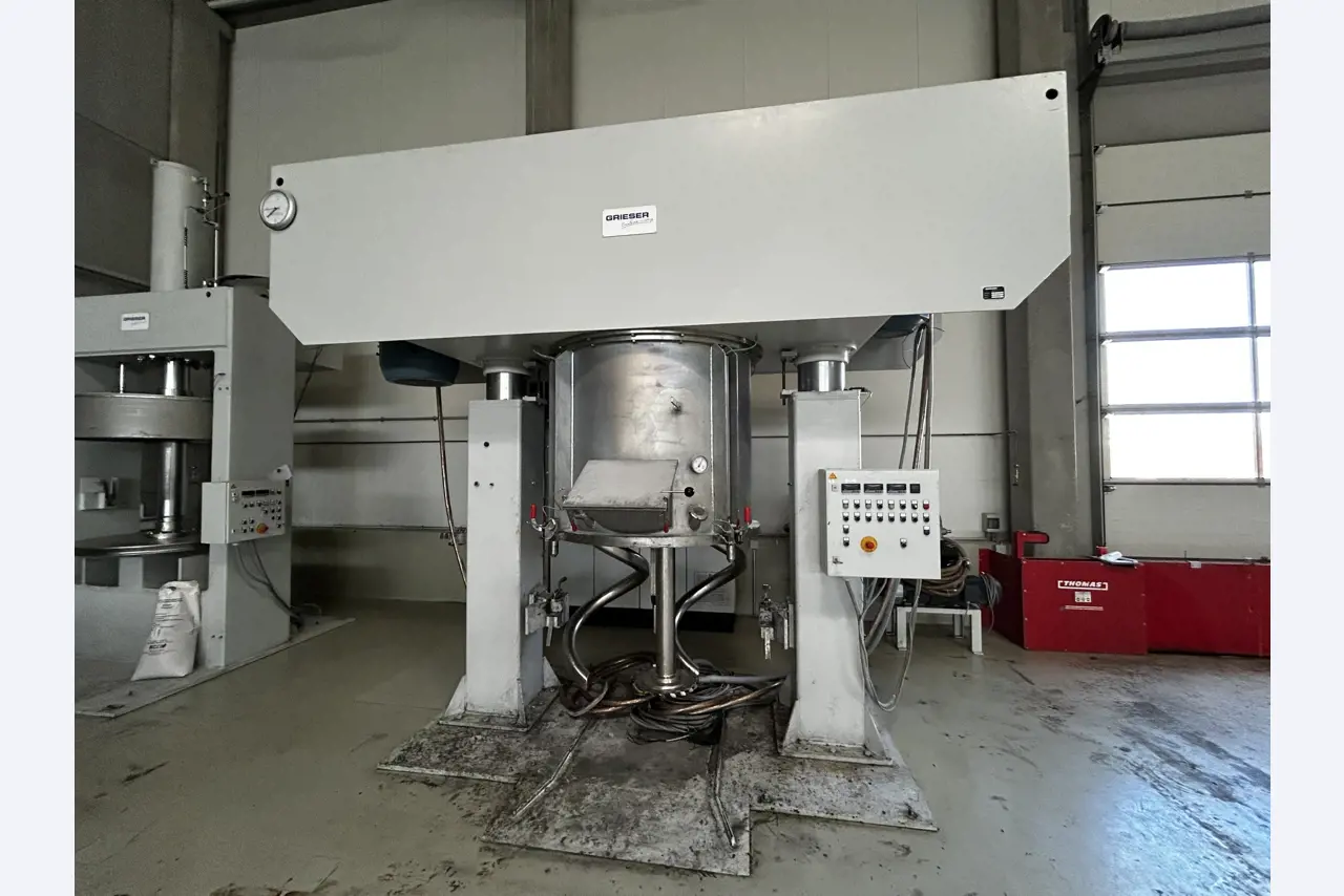 Disperseur planétaire sous vide, y compris dispositif d'extraction hydraulique-1