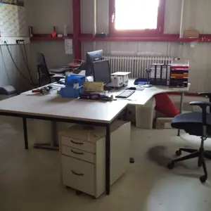 2 Schreibtisch-Winkelkombinationen
