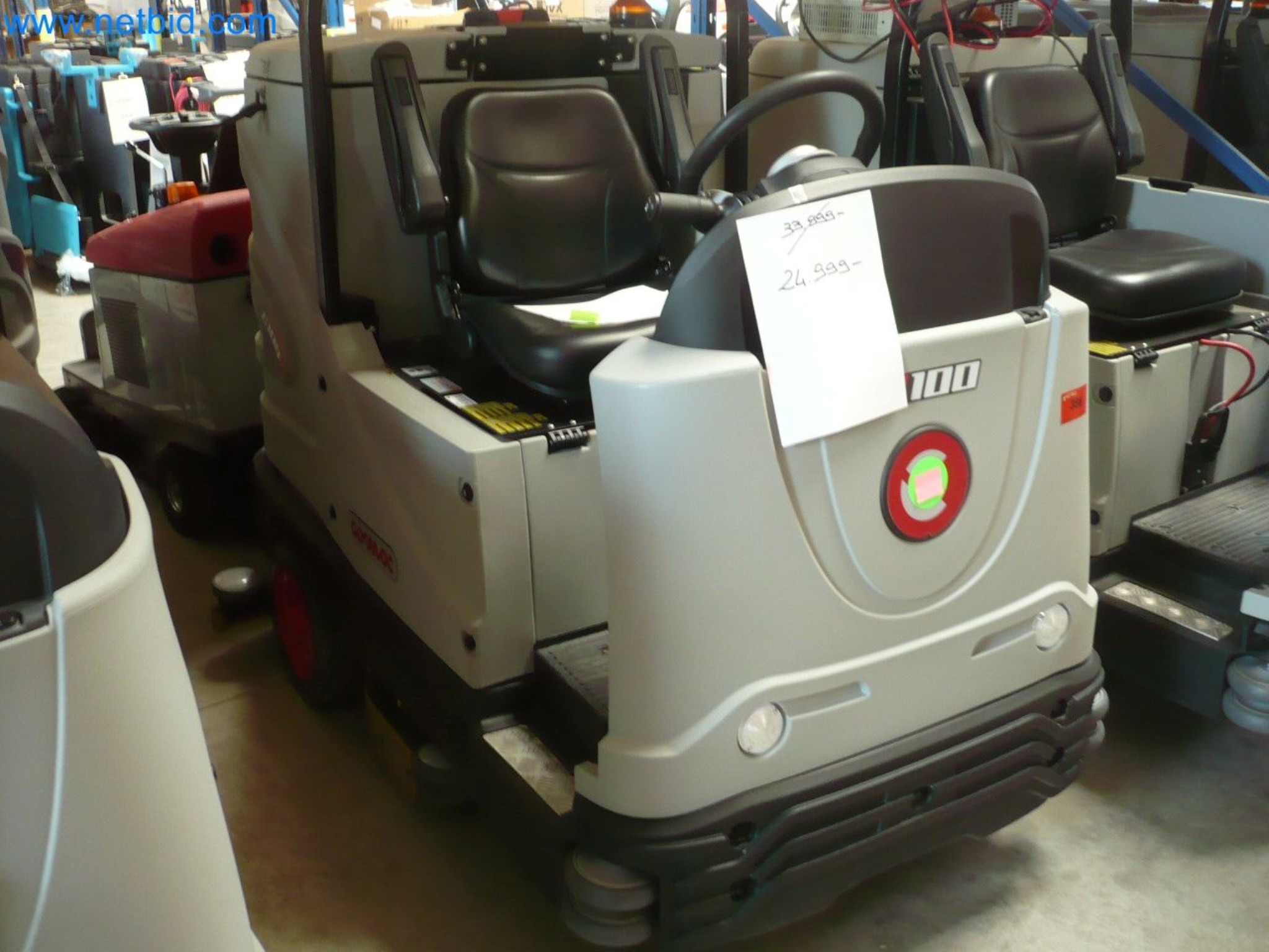 Machines de nettoyage, appareils et accessoires, actifs immobilisés et circulants et véhicules-1