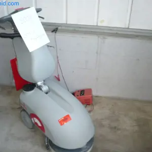 Scheuer-Saug-Maschine Comac Vispa
