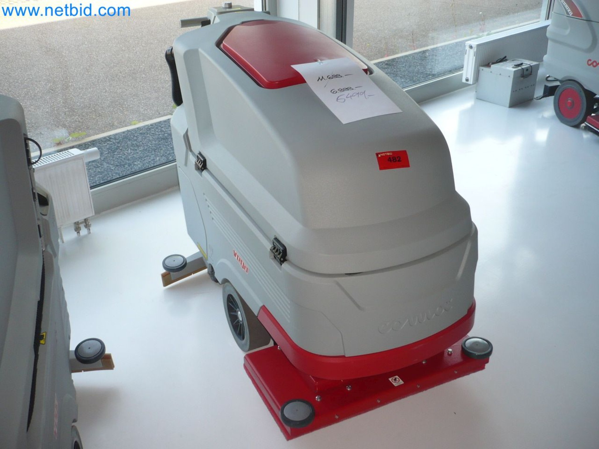 Machines de nettoyage, appareils et accessoires, actifs immobilisés et circulants et véhicules-1