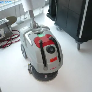 Scheuer-Saug-Maschine Comac Vispa Evo