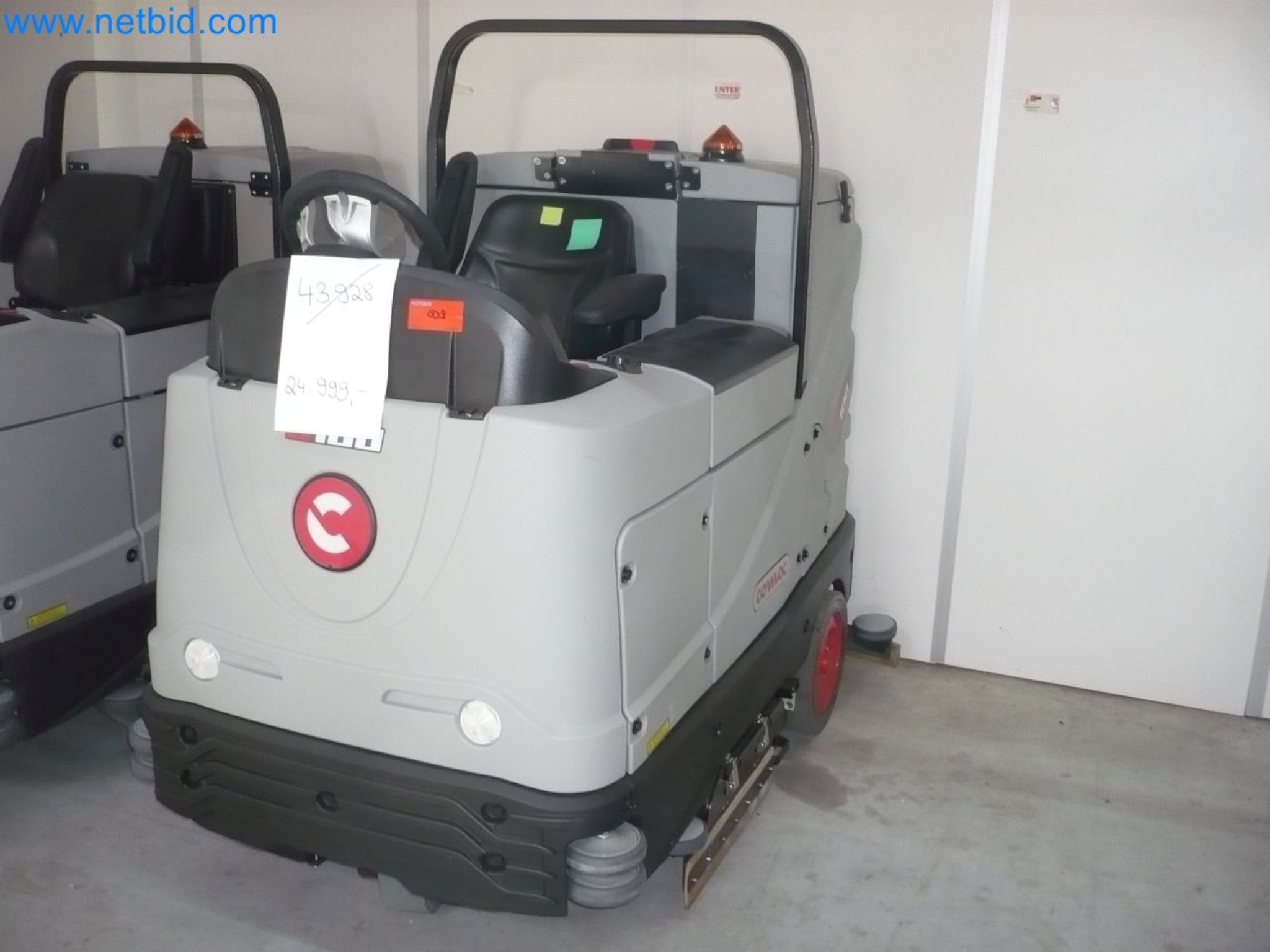 Machines de nettoyage, appareils et accessoires, actifs immobilisés et circulants et véhicules-1