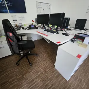 2 Schreibtisch-Winkelkombinationen