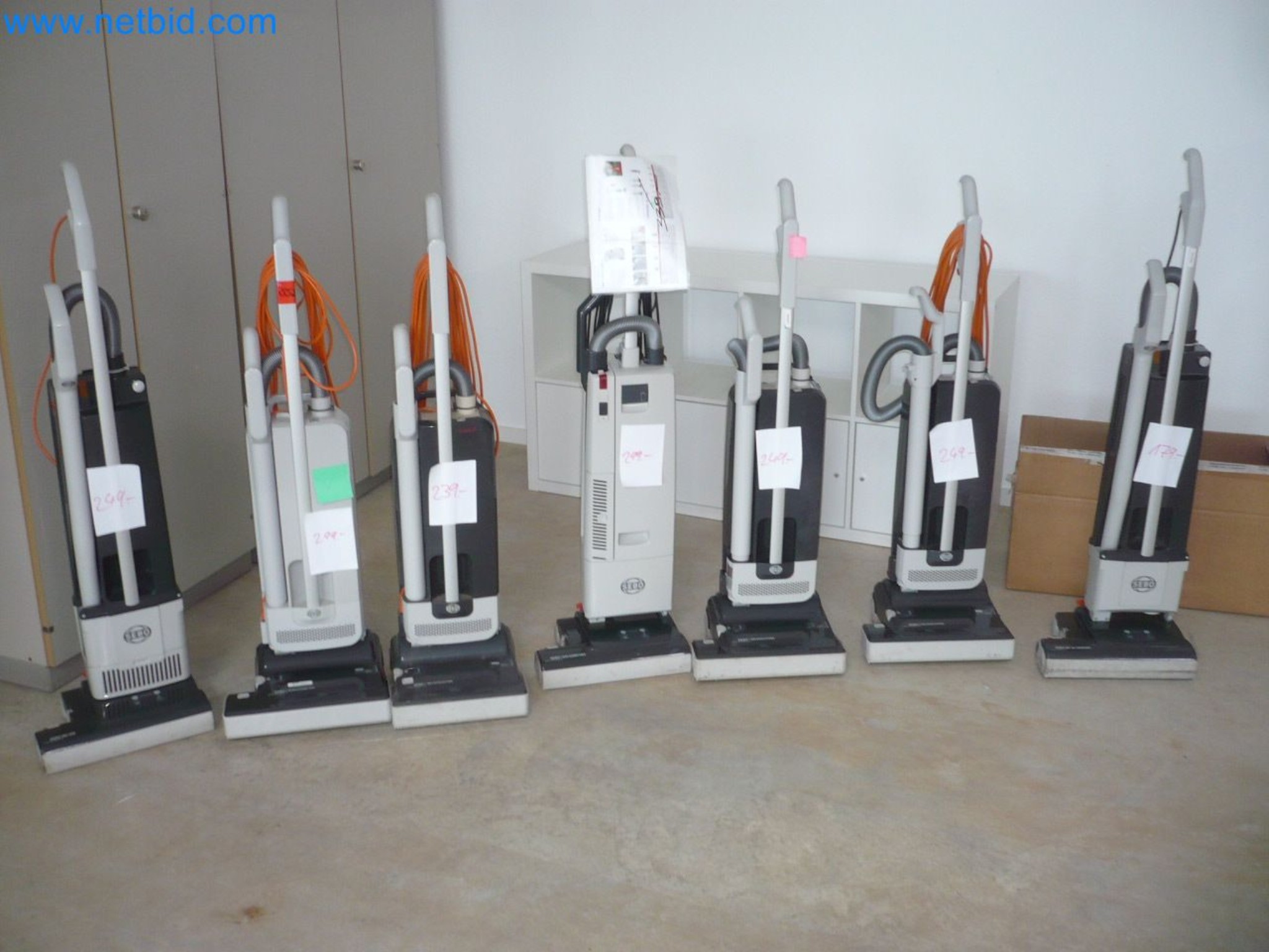 Machines de nettoyage, appareils et accessoires, actifs immobilisés et circulants et véhicules-1