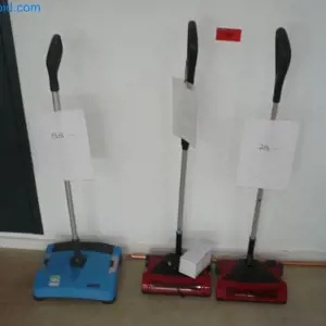 3 Akku-Kehrmaschinen 1x Hollu, 2x VCI