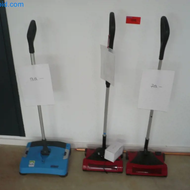 3 Akku-Kehrmaschinen 1x Hollu, 2x VCI