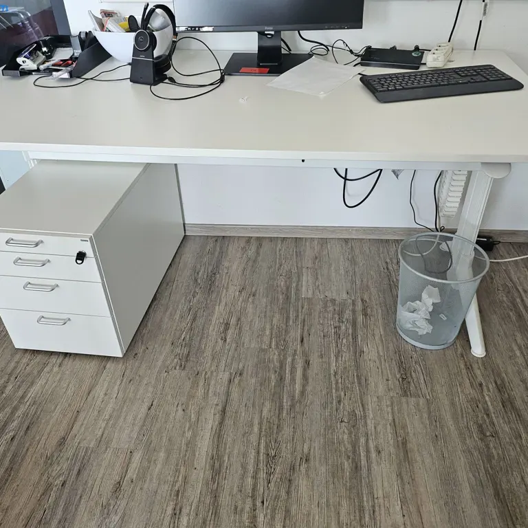 2 Schreibtische