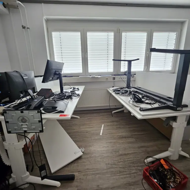 3 Schreibtische