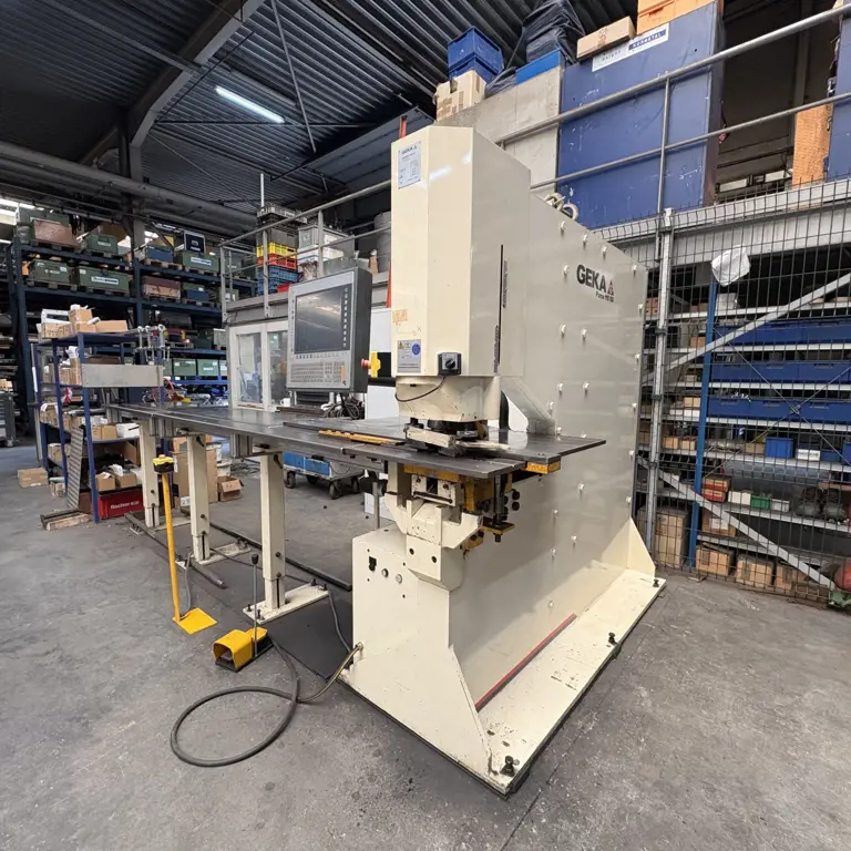 Poinçonneuse CNC GEKA 110 SD