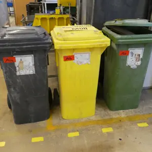 3 Tonneaux en plastique