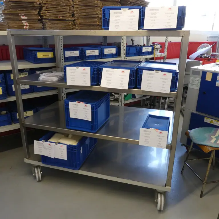 2 étagères mobiles