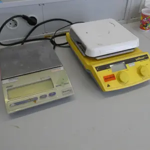 2 balances numériques à plate-forme Yellow bzw. Mettler Toledo PB3001 bzw. HS7