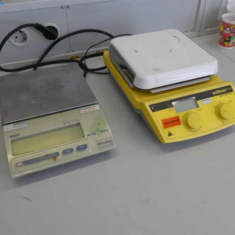 2 balances numériques à plate-forme Yellow bzw. Mettler Toledo PB3001 bzw. HS7