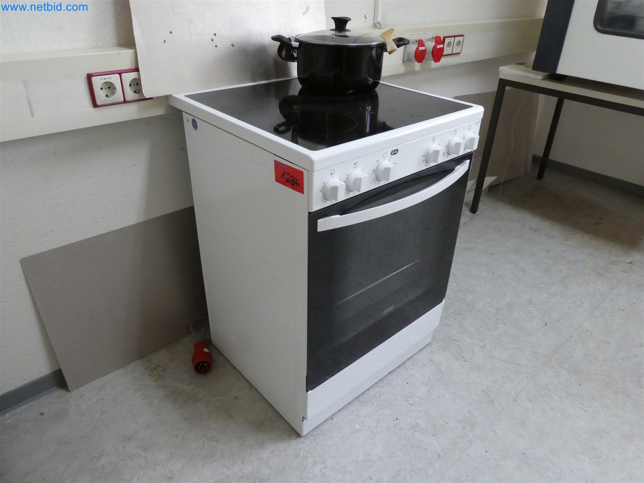 Machines de moulage par injection, machines CNC & lignes d'assemblage pour les éléments chauffants et les composants automobiles-1