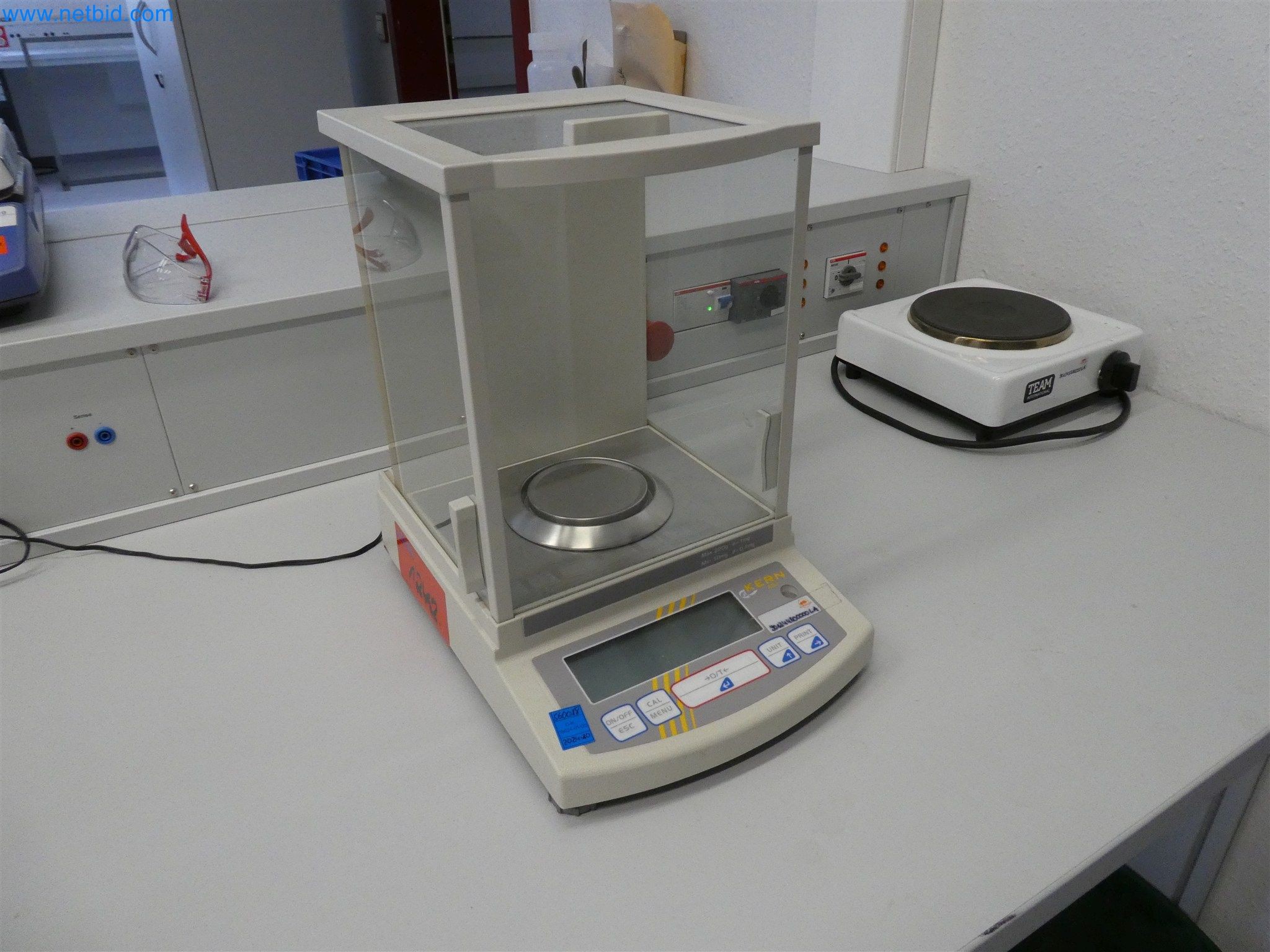 Machines de moulage par injection, machines CNC & lignes d'assemblage pour les éléments chauffants et les composants automobiles-1