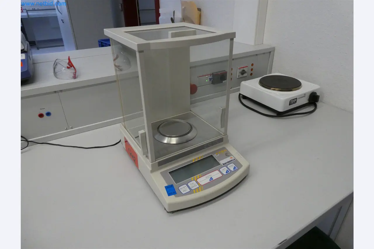 Machines de moulage par injection, machines CNC & lignes d'assemblage pour les éléments chauffants et les composants automobiles-1