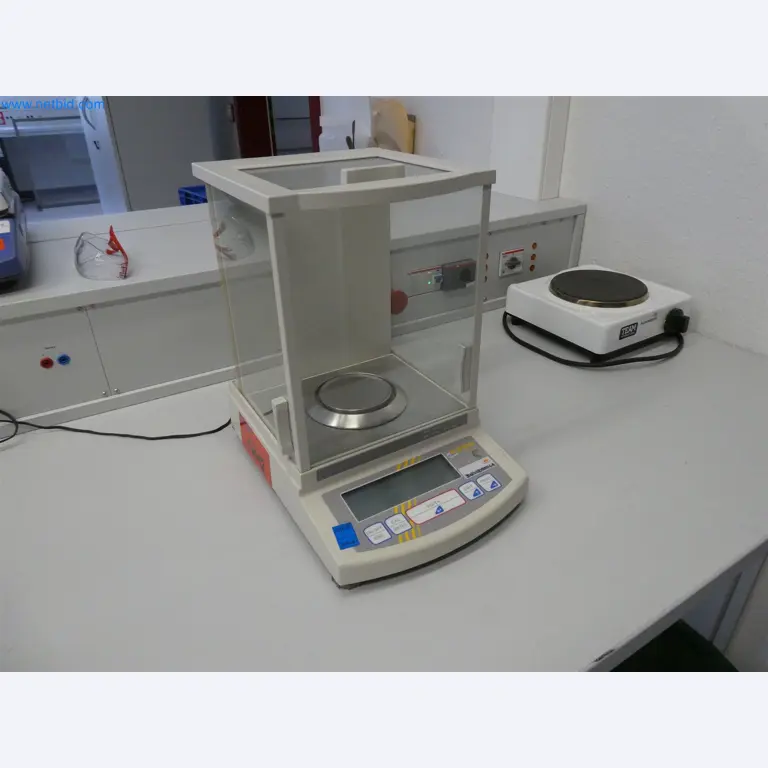 Machines de moulage par injection, machines CNC & lignes d'assemblage pour les éléments chauffants et les composants automobiles-1