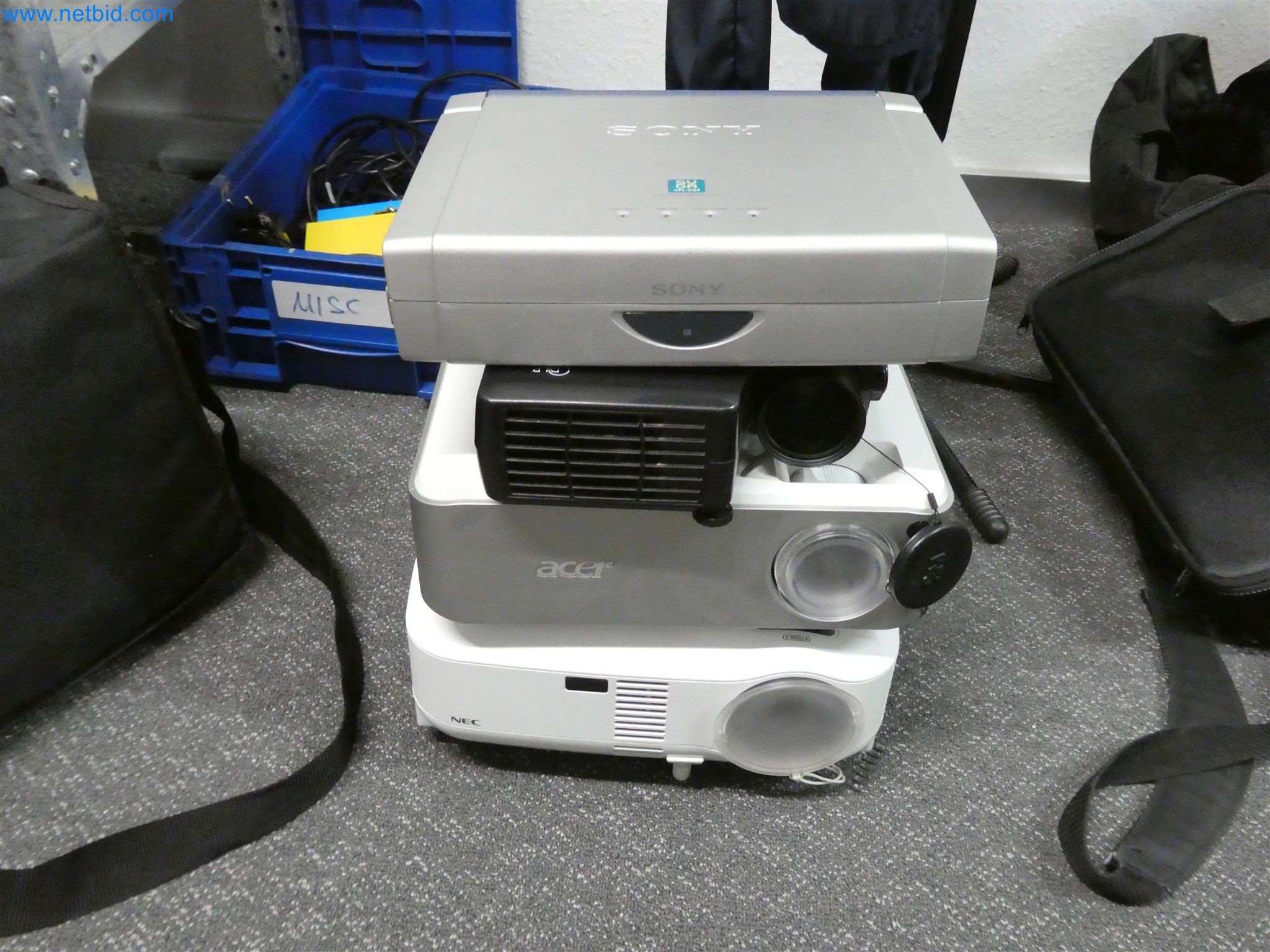 Machines de moulage par injection, machines CNC & lignes d'assemblage pour les éléments chauffants et les composants automobiles-1