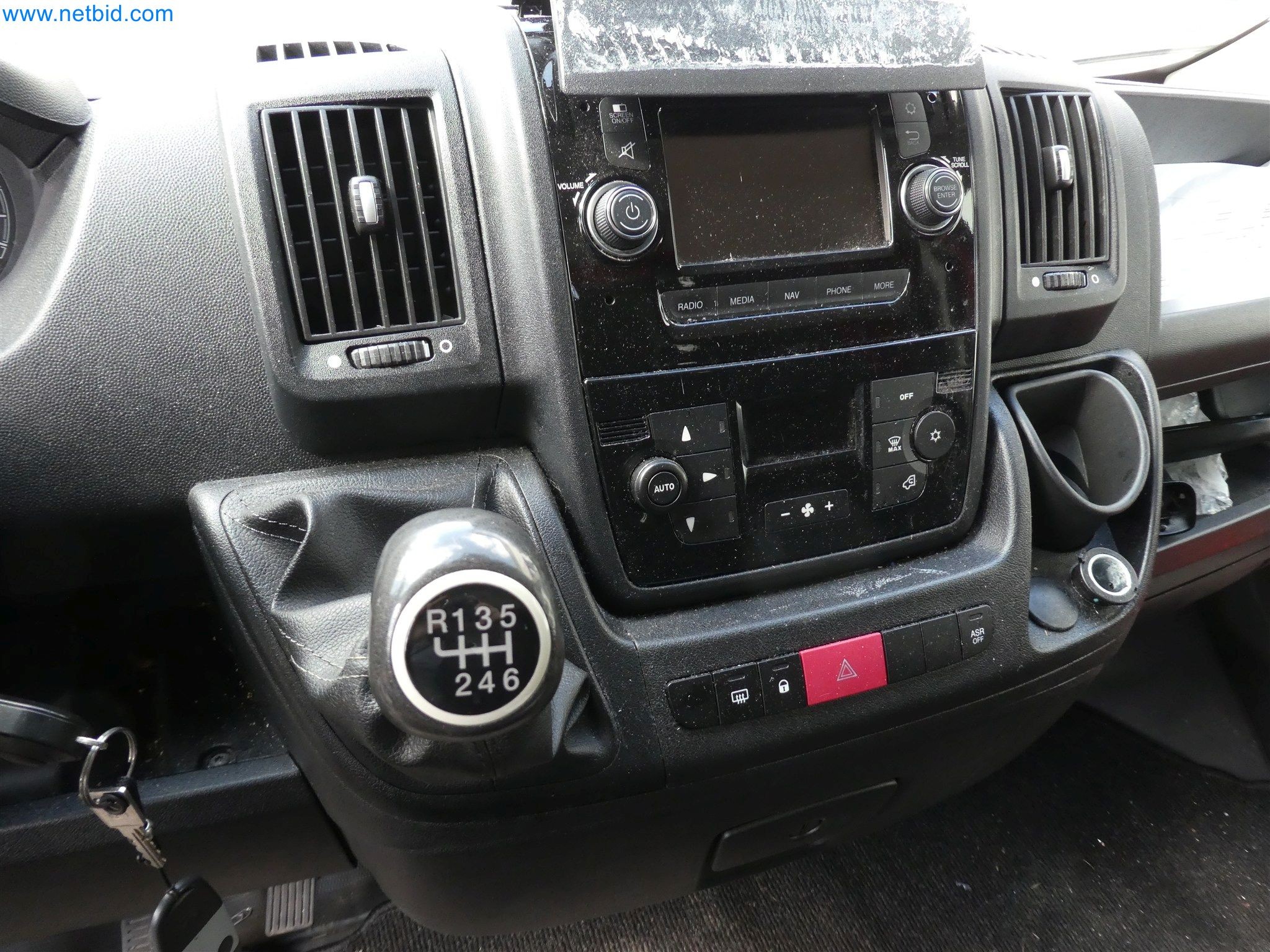 Machines de moulage par injection, machines CNC & lignes d'assemblage pour les éléments chauffants et les composants automobiles-8