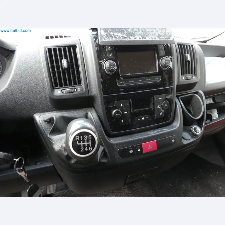 Machines de moulage par injection, machines CNC & lignes d'assemblage pour les éléments chauffants et les composants automobiles-8