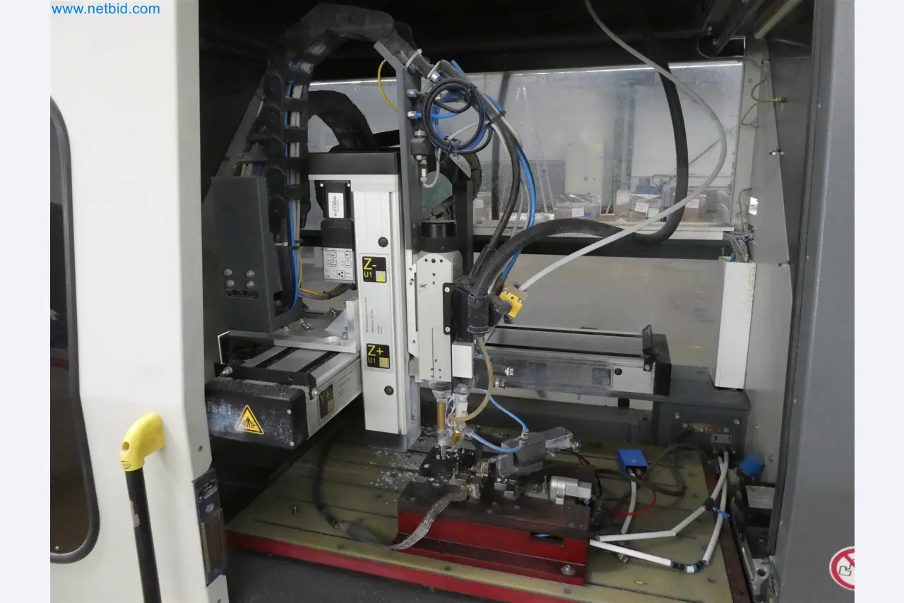 Machines de moulage par injection, machines CNC & lignes d'assemblage pour les éléments chauffants et les composants automobiles-7