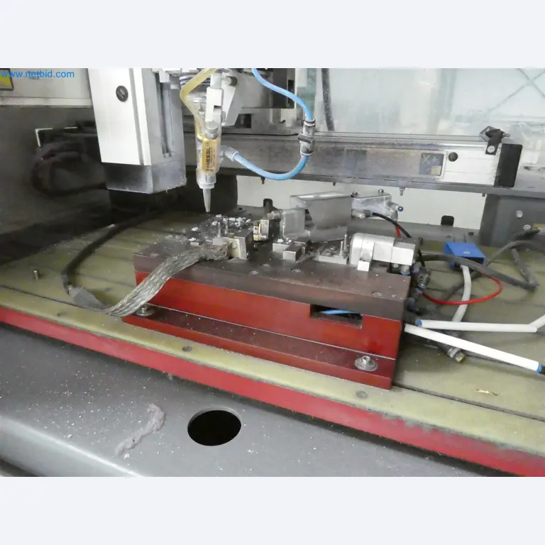 Machines de moulage par injection, machines CNC & lignes d'assemblage pour les éléments chauffants et les composants automobiles-9