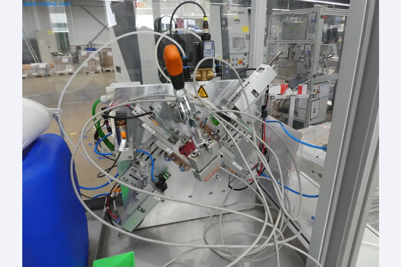 Machines de moulage par injection, machines CNC & lignes d'assemblage pour les éléments chauffants et les composants automobiles-9