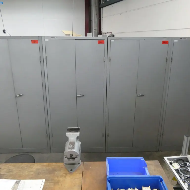 4 Armoires en tôle d'acier