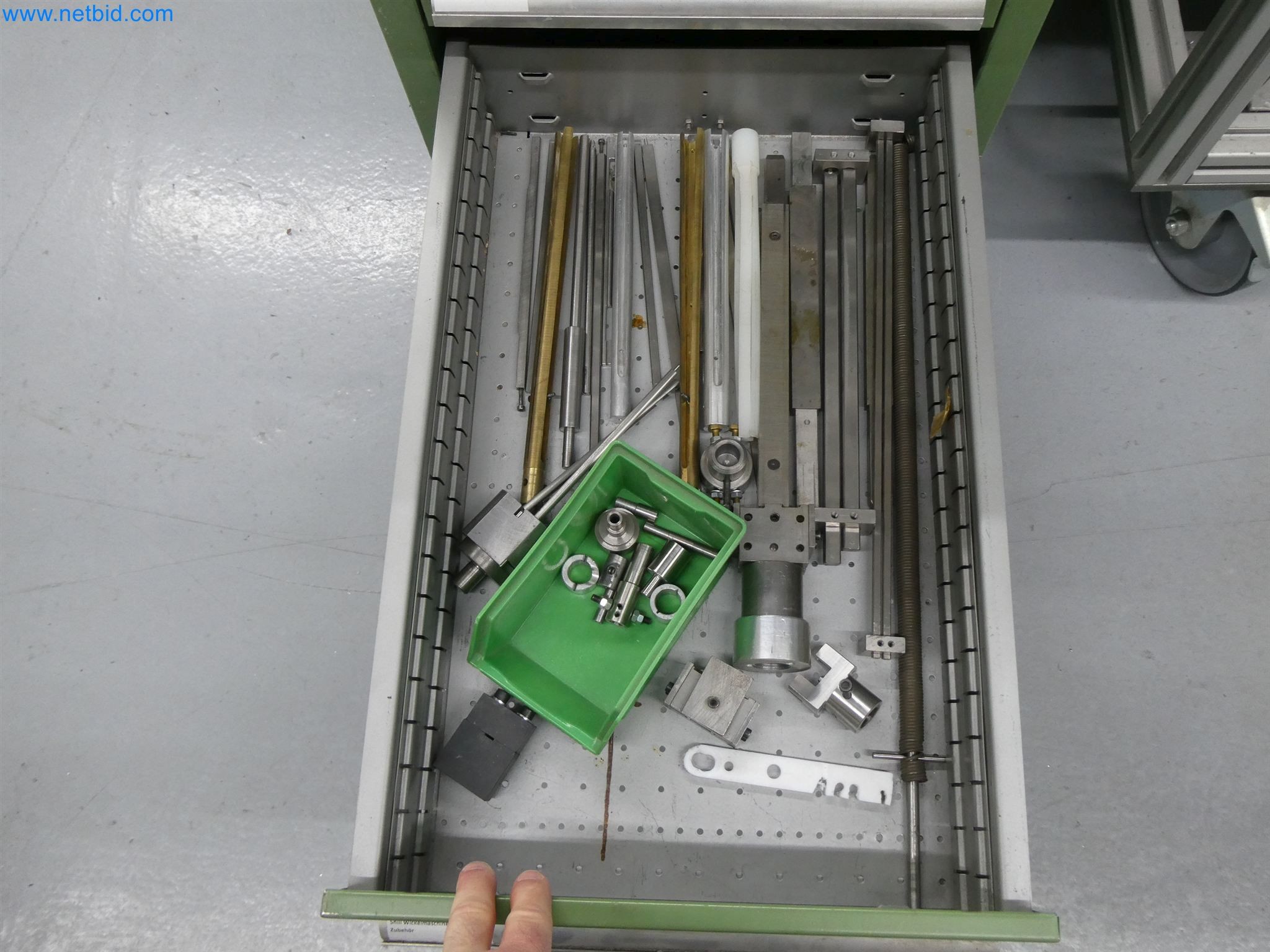 Máquinas de moldagem por injeção, máquinas CNC e linhas de montagem para elementos de aquecimento e componentes automóveis-12