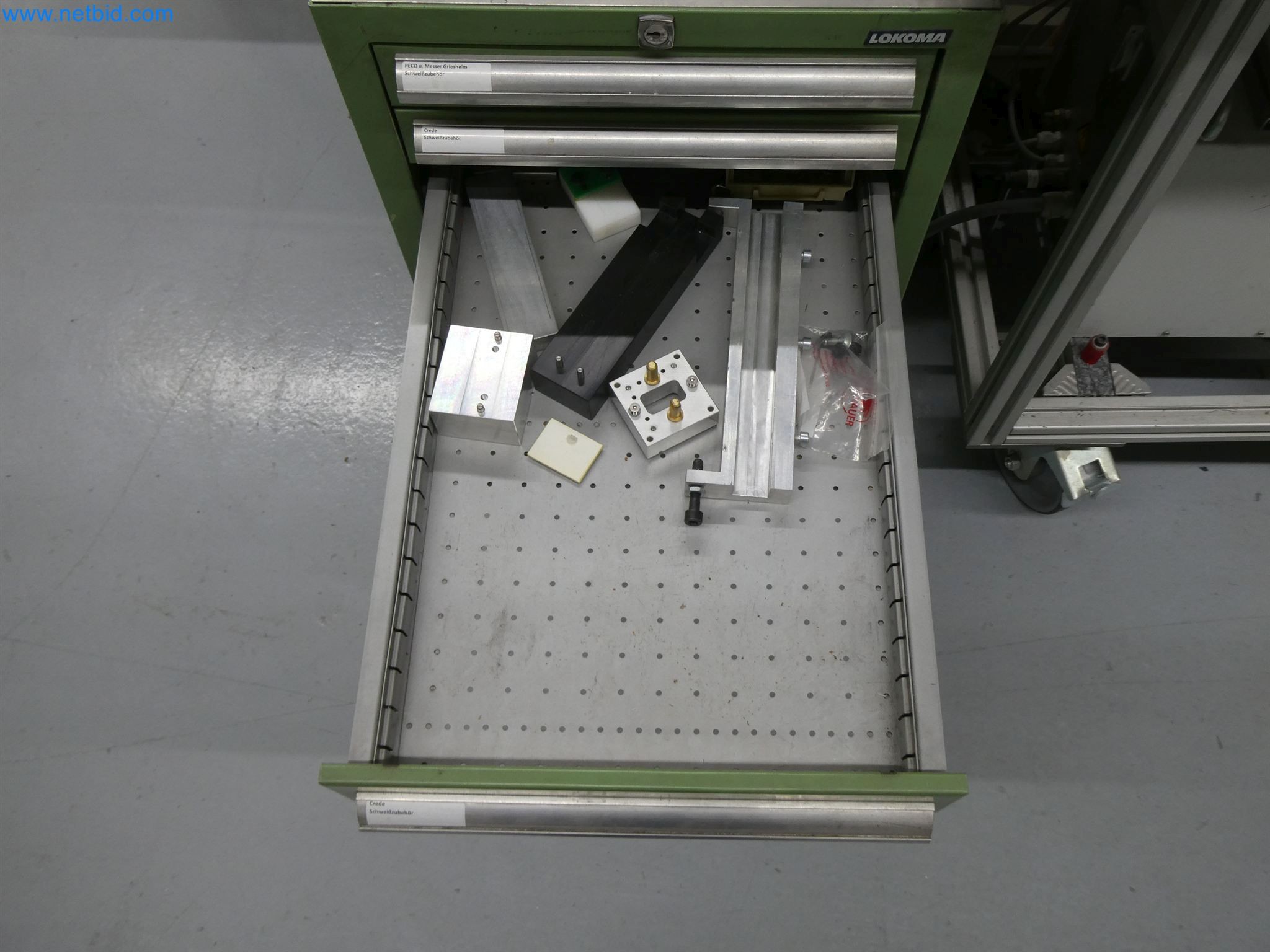 Máquinas de moldagem por injeção, máquinas CNC e linhas de montagem para elementos de aquecimento e componentes automóveis-9