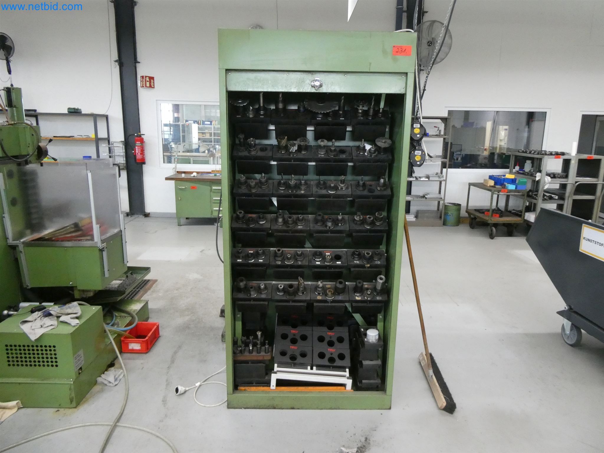 Máquinas de moldagem por injeção, máquinas CNC e linhas de montagem para elementos de aquecimento e componentes automóveis-1