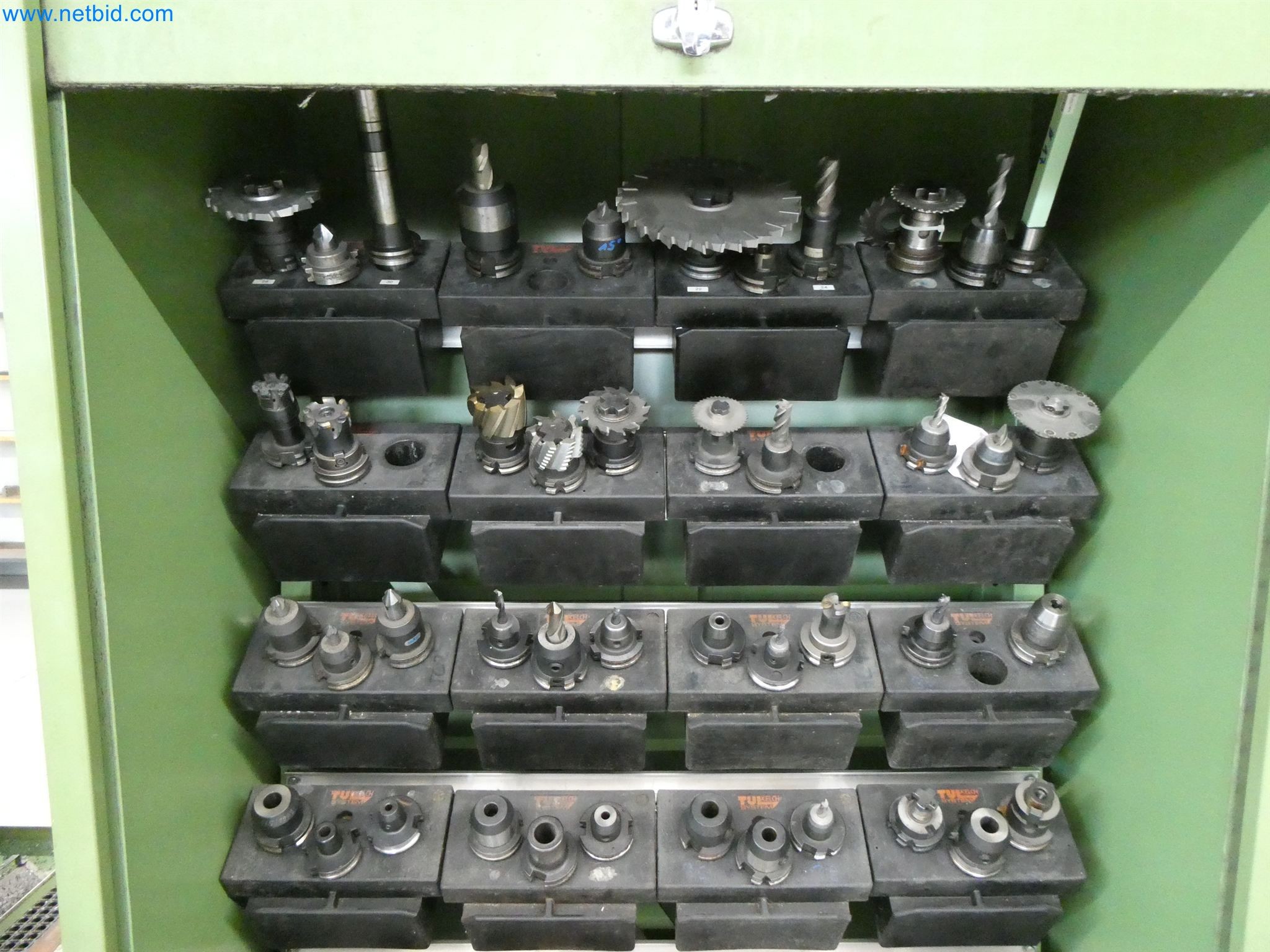 Máquinas de moldagem por injeção, máquinas CNC e linhas de montagem para elementos de aquecimento e componentes automóveis-2