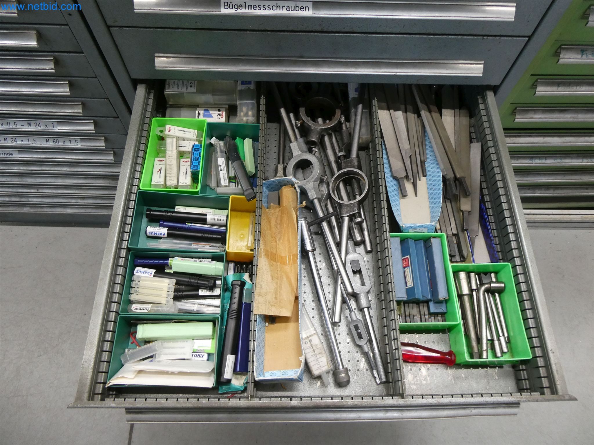 Máquinas de moldeo por inyección, máquinas CNC y líneas de montaje para elementos calefactores y componentes de automoción-12