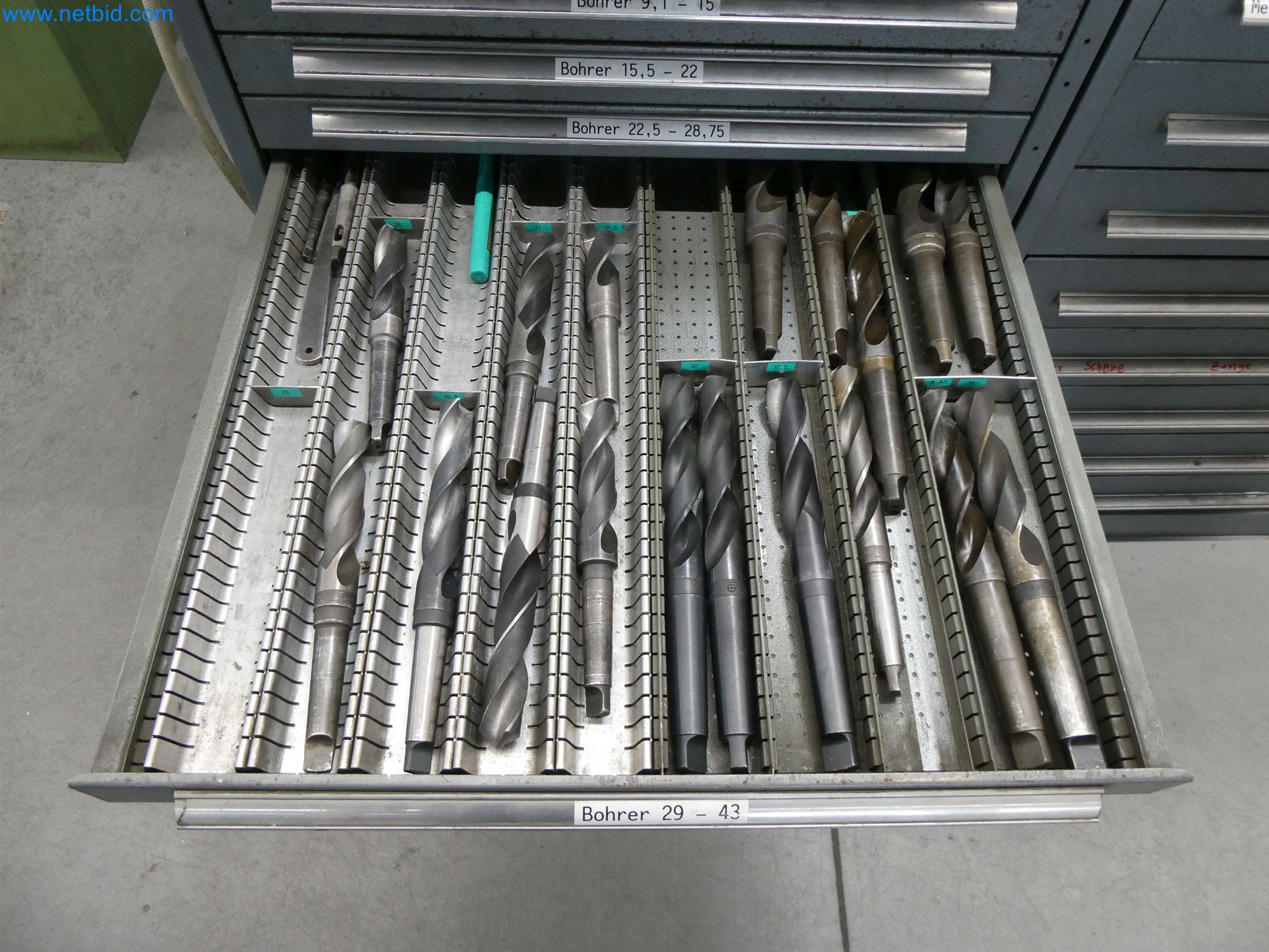 Máquinas de moldeo por inyección, máquinas CNC y líneas de montaje para elementos calefactores y componentes de automoción-25