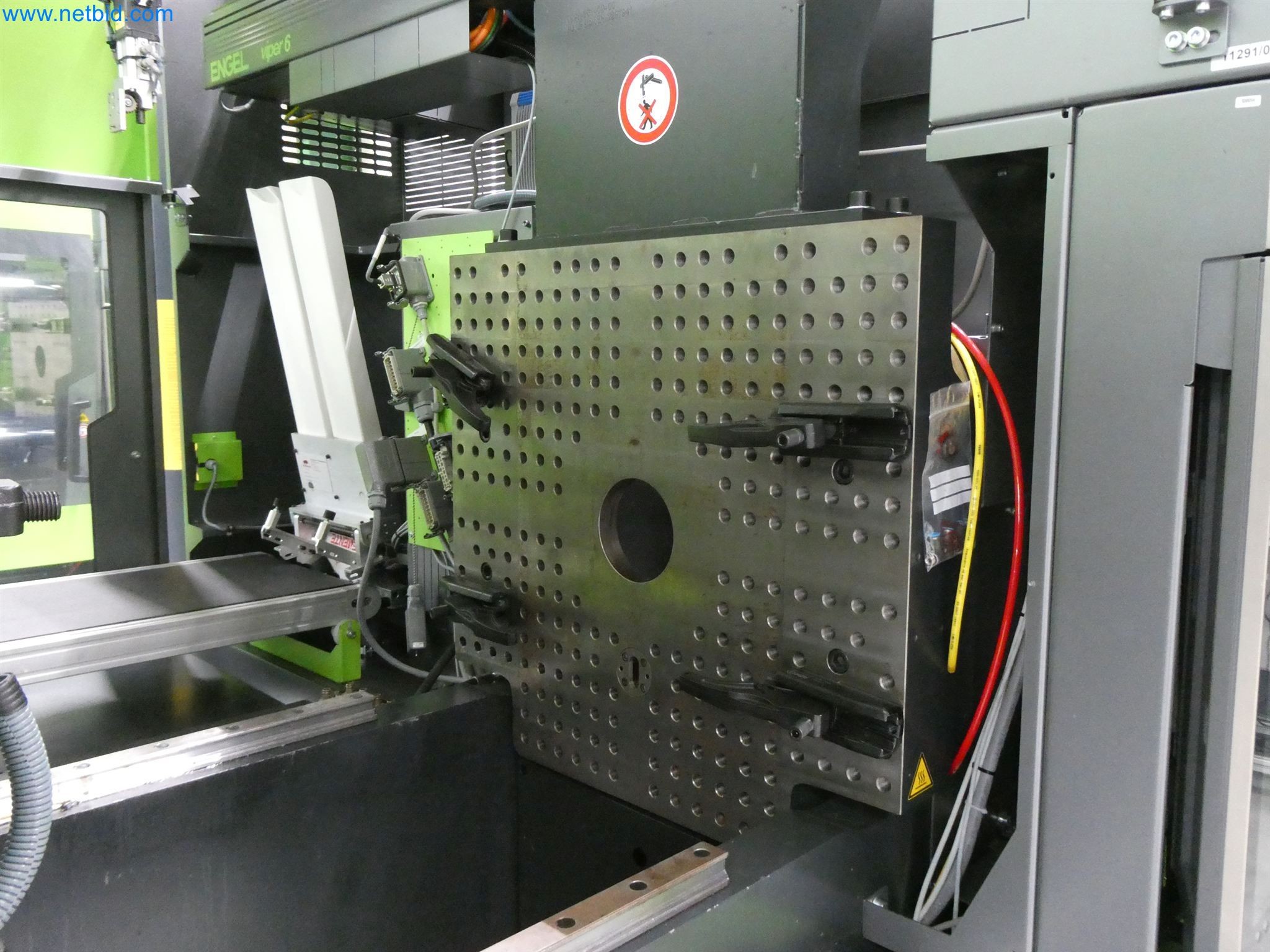 Vstřikovací stroje, CNC stroje a montážní linky pro topná tělesa a automobilové komponenty-12