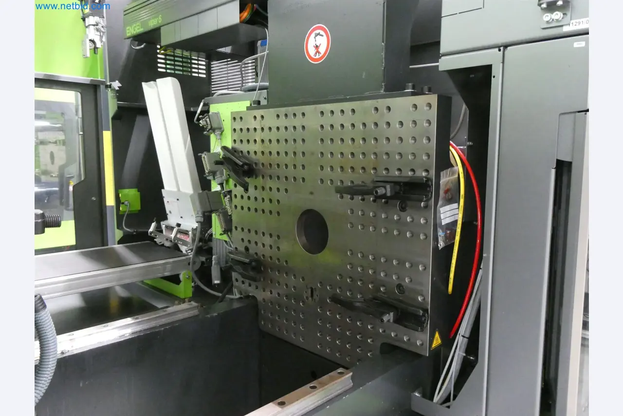 Vstřikovací stroje, CNC stroje a montážní linky pro topná tělesa a automobilové komponenty-12